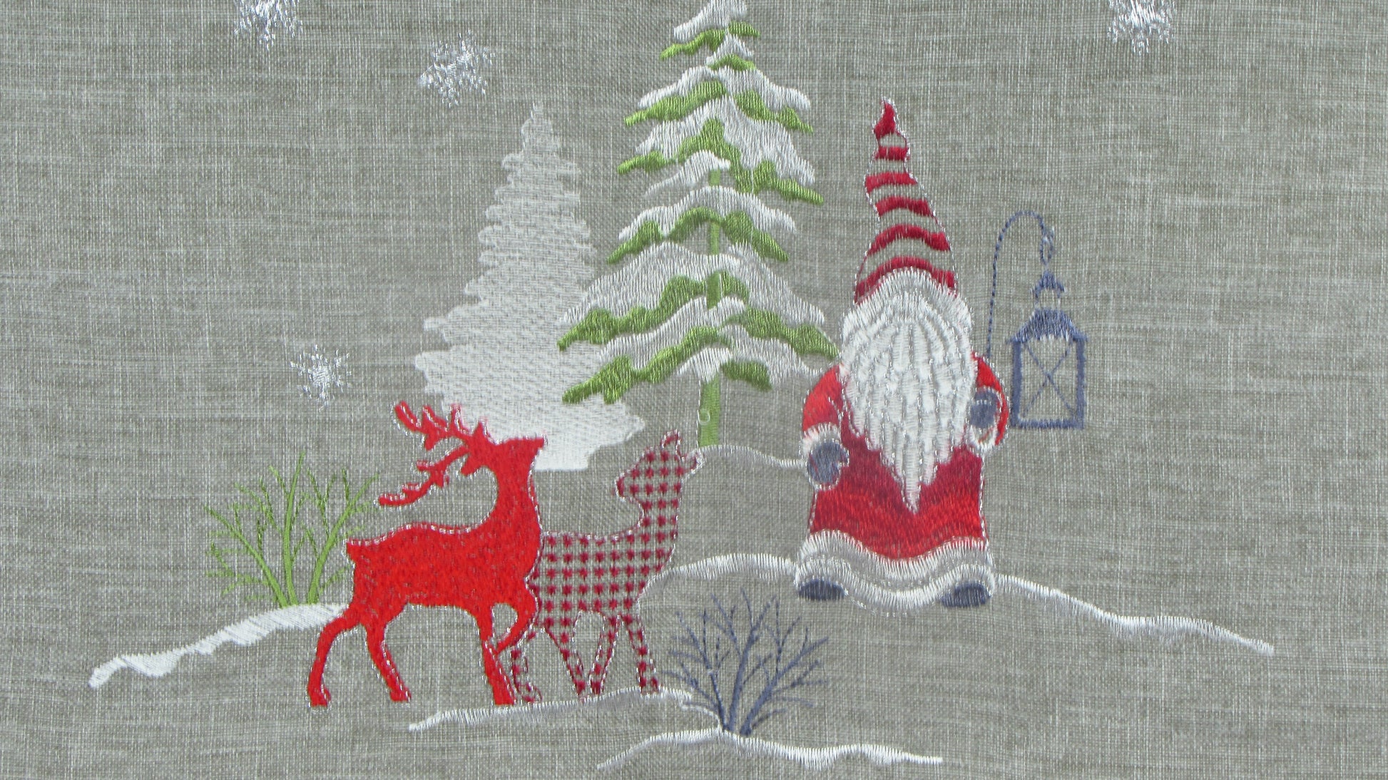 Świąteczny Bieżnik Haftowany – Mikołaj, Renifery i Choinki (3 Kolory)