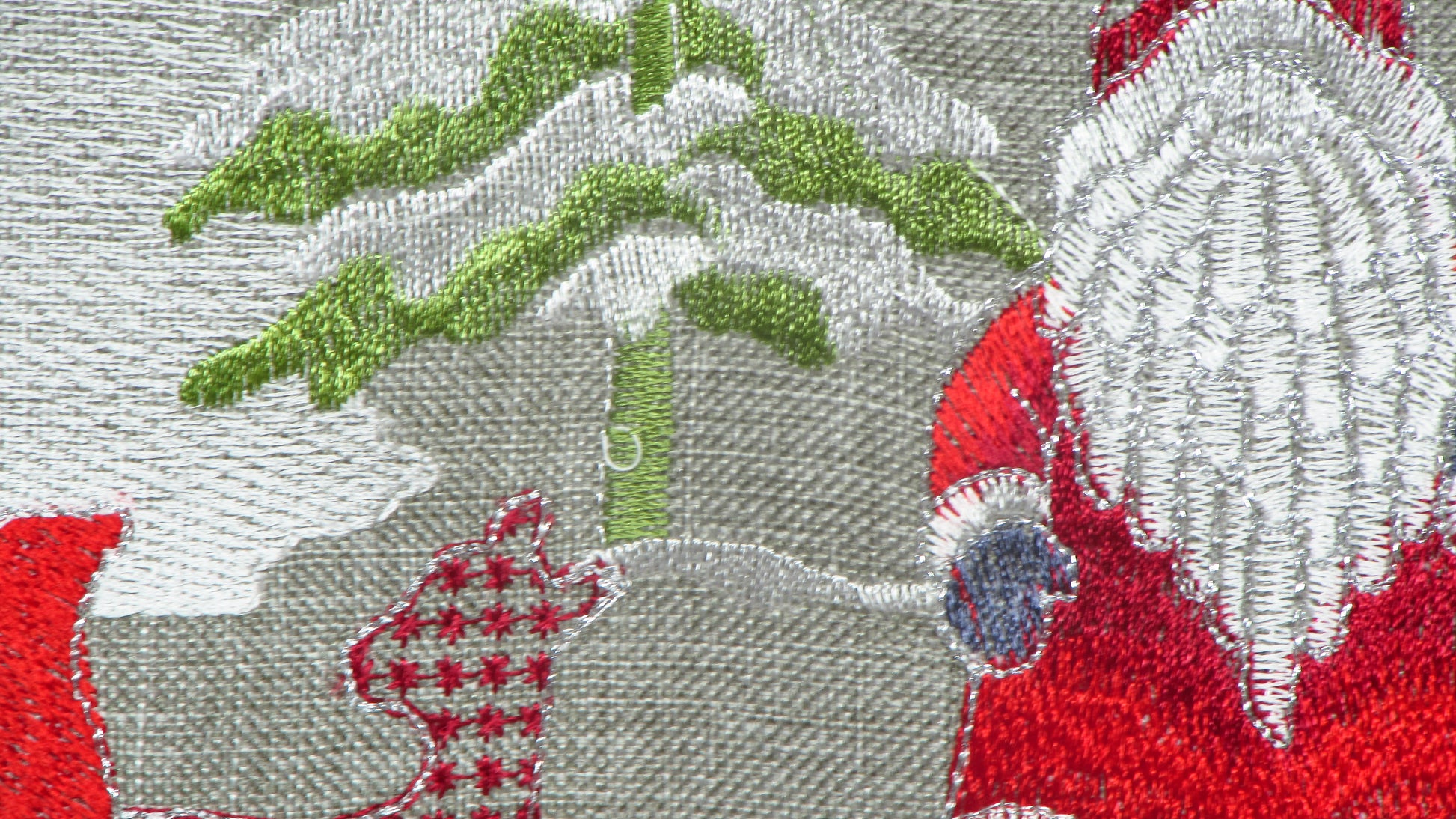 Świąteczny Bieżnik Haftowany – Mikołaj, Renifery i Choinki (3 Kolory)