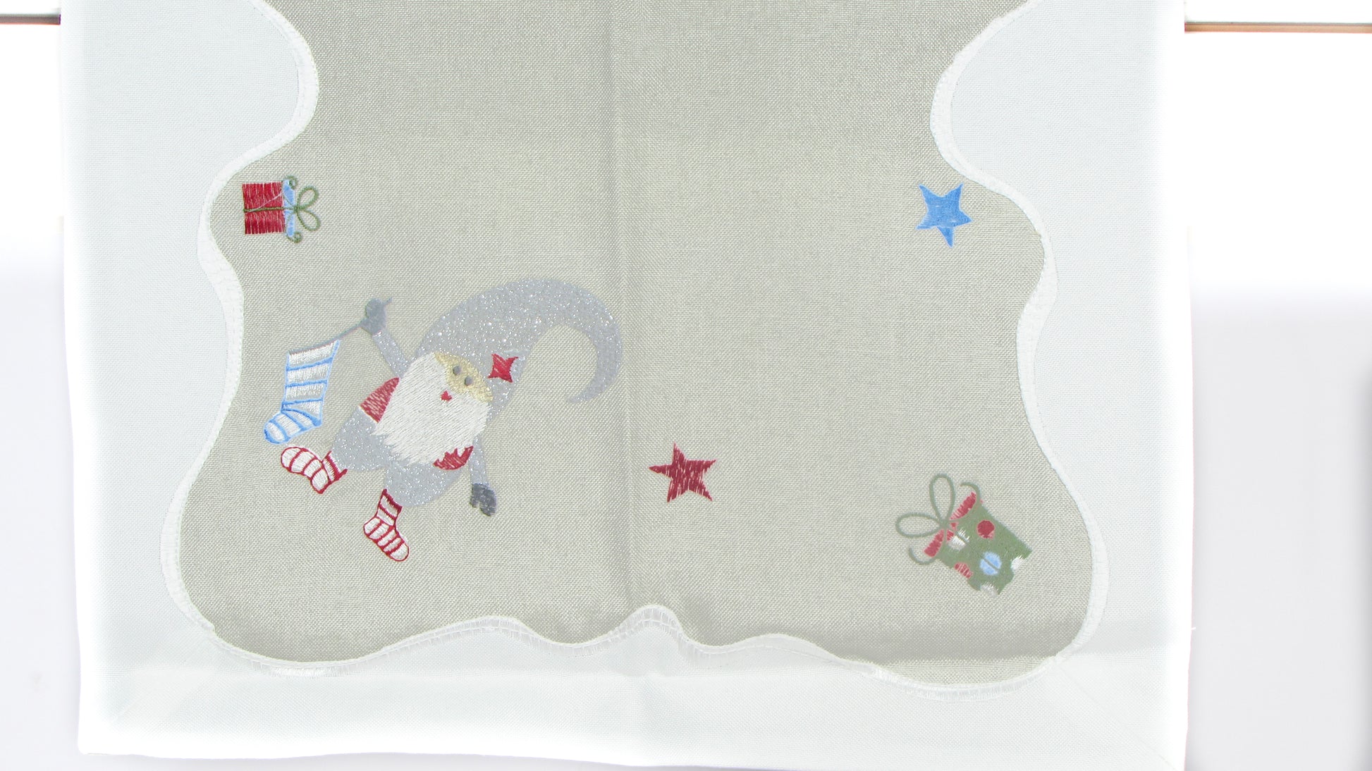 Szary Bieżnik Świąteczny – Wesoły Skrzat i Srebrny Haft