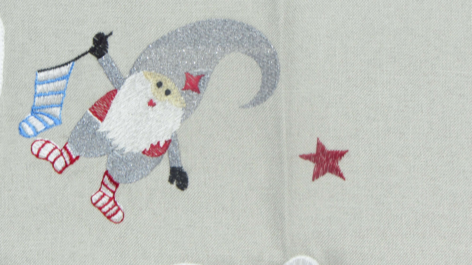 Szary Bieżnik Świąteczny – Wesoły Skrzat i Srebrny Haft