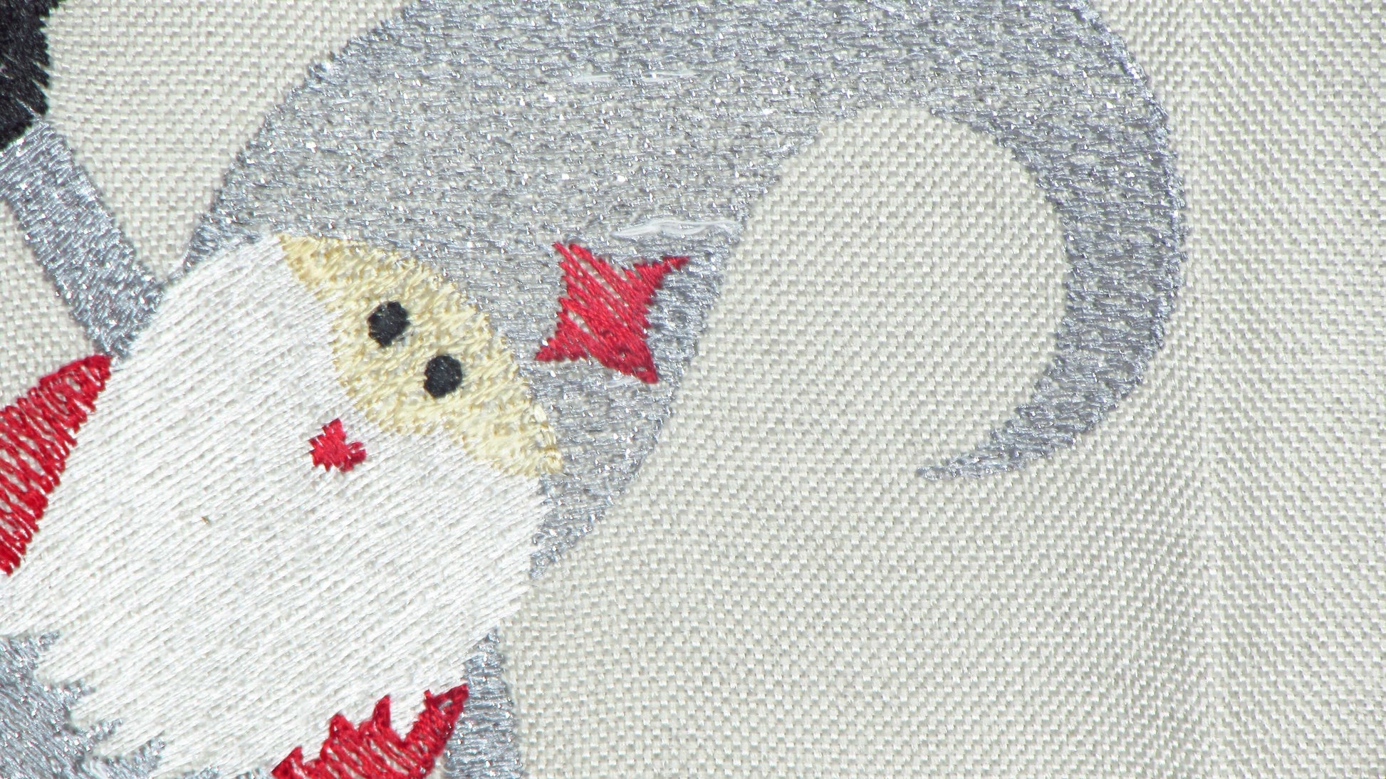 Szary Bieżnik Świąteczny – Wesoły Skrzat i Srebrny Haft