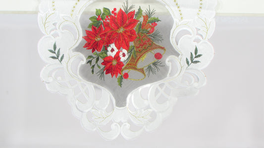 Biały Bieżnik Świąteczny – Ażurowe Poinsecje i Dzwonki