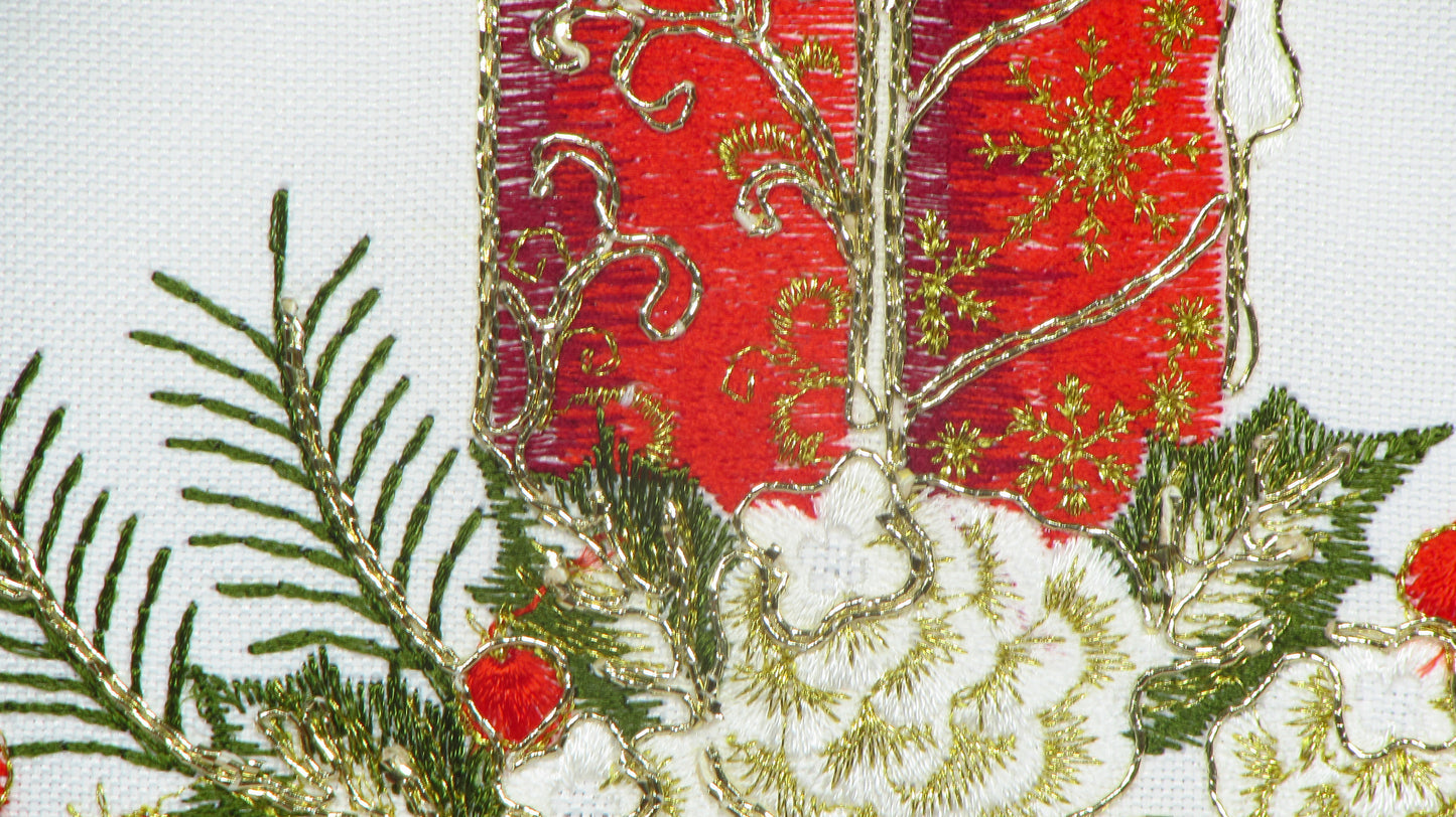 Biały Bieżnik Świąteczny z Koronką – Haftowane Świece i Stroik