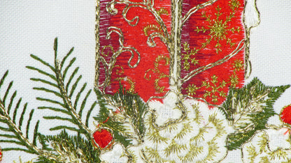 Biały Bieżnik Świąteczny z Koronką – Haftowane Świece i Stroik