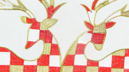 Biały Bieżnik Świąteczny – Renifery w Kratkę i Złoty Haft