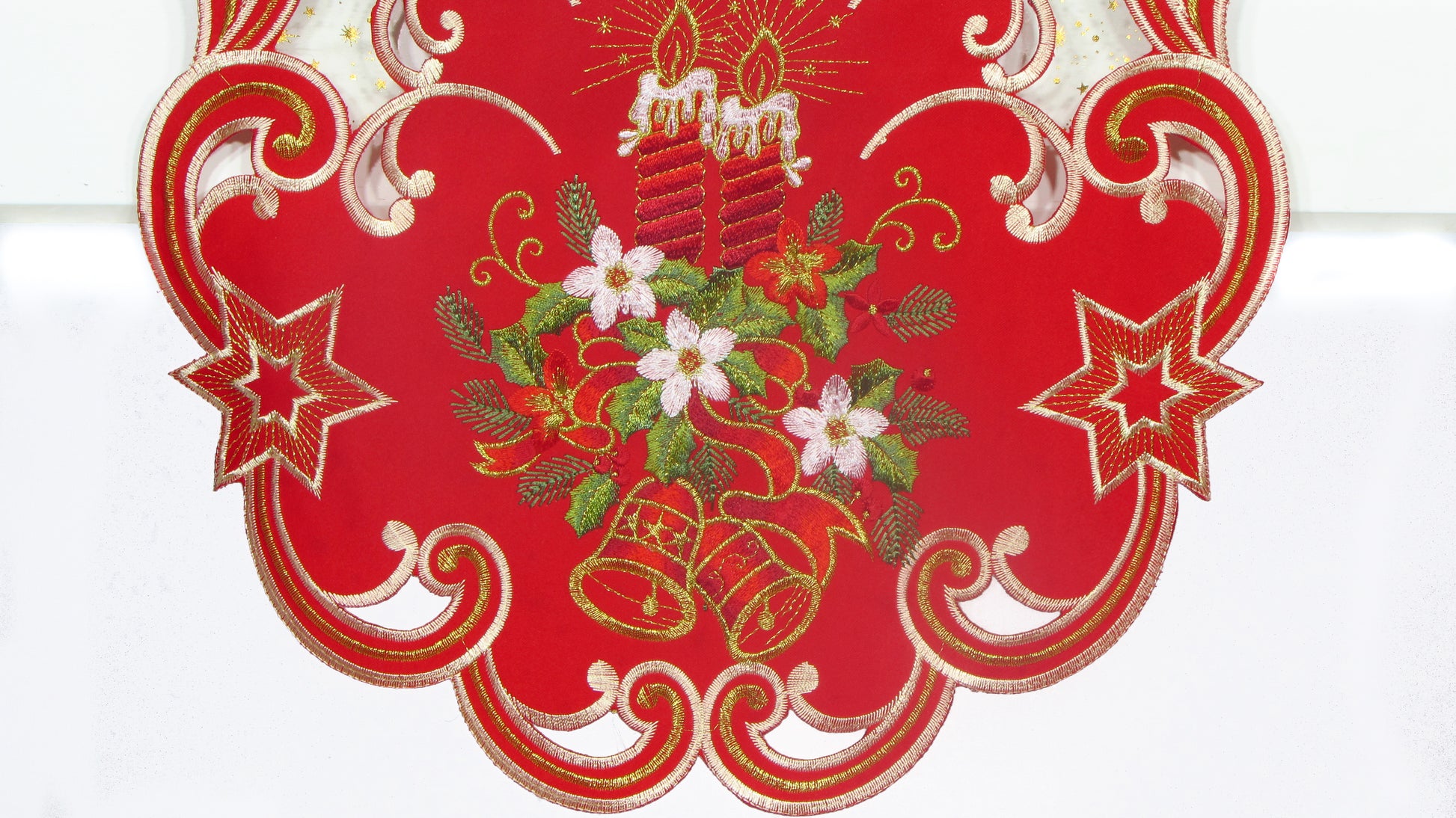 Czerwony Bieżnik Ażurowy – Haftowane Świece i Złote Dzwonki