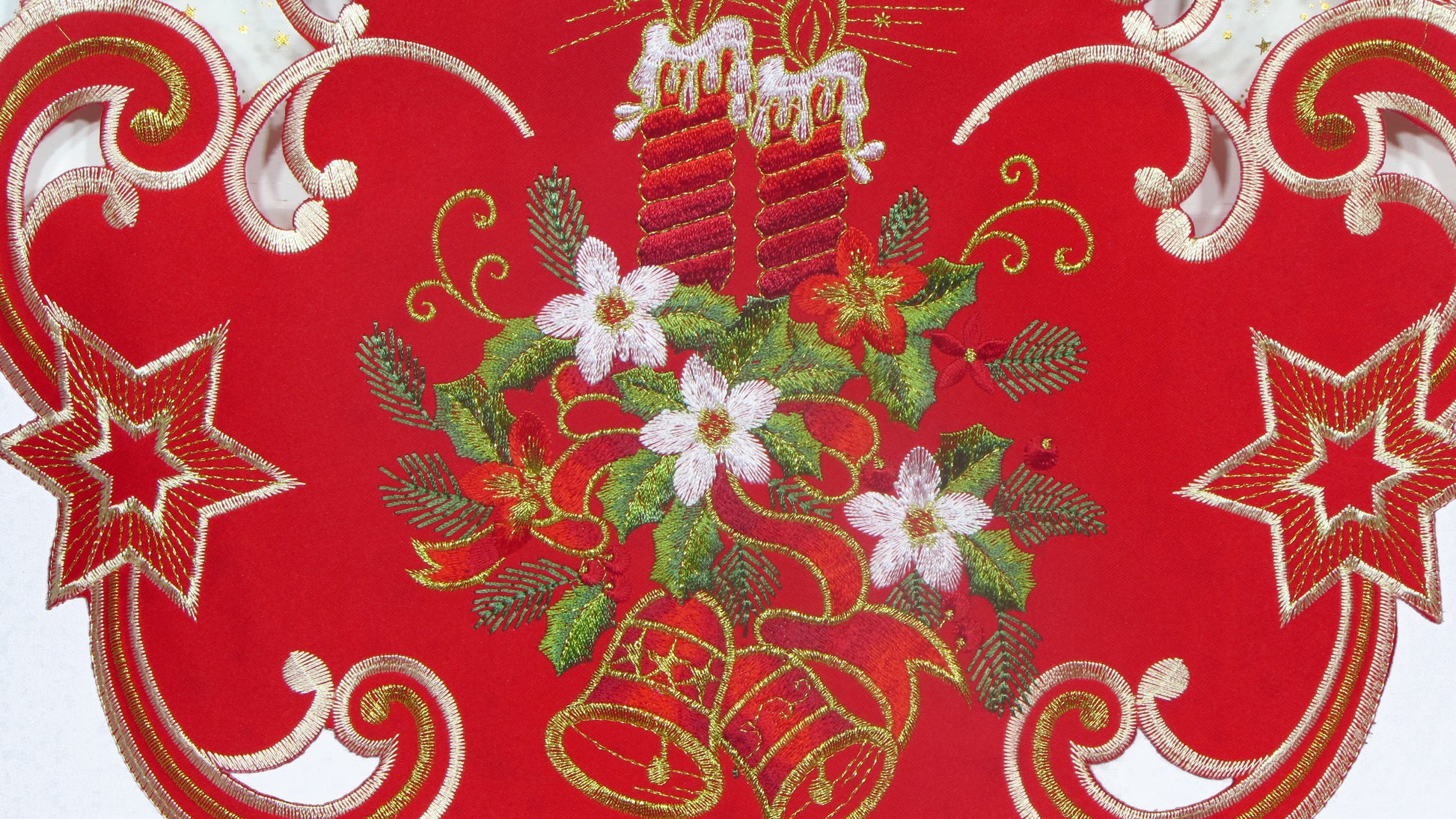 Czerwony Bieżnik Ażurowy – Haftowane Świece i Złote Dzwonki