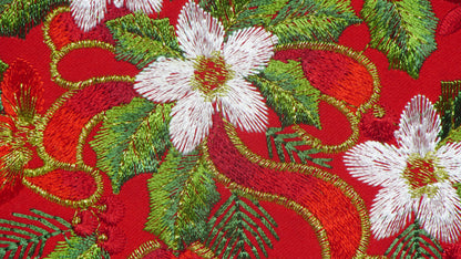 Czerwony Bieżnik Ażurowy – Haftowane Świece i Złote Dzwonki