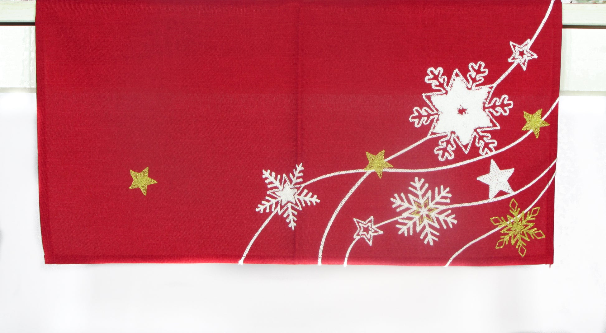 Czerwony Bieżnik Świąteczny – Haftowane Śnieżynki i Gwiazdy