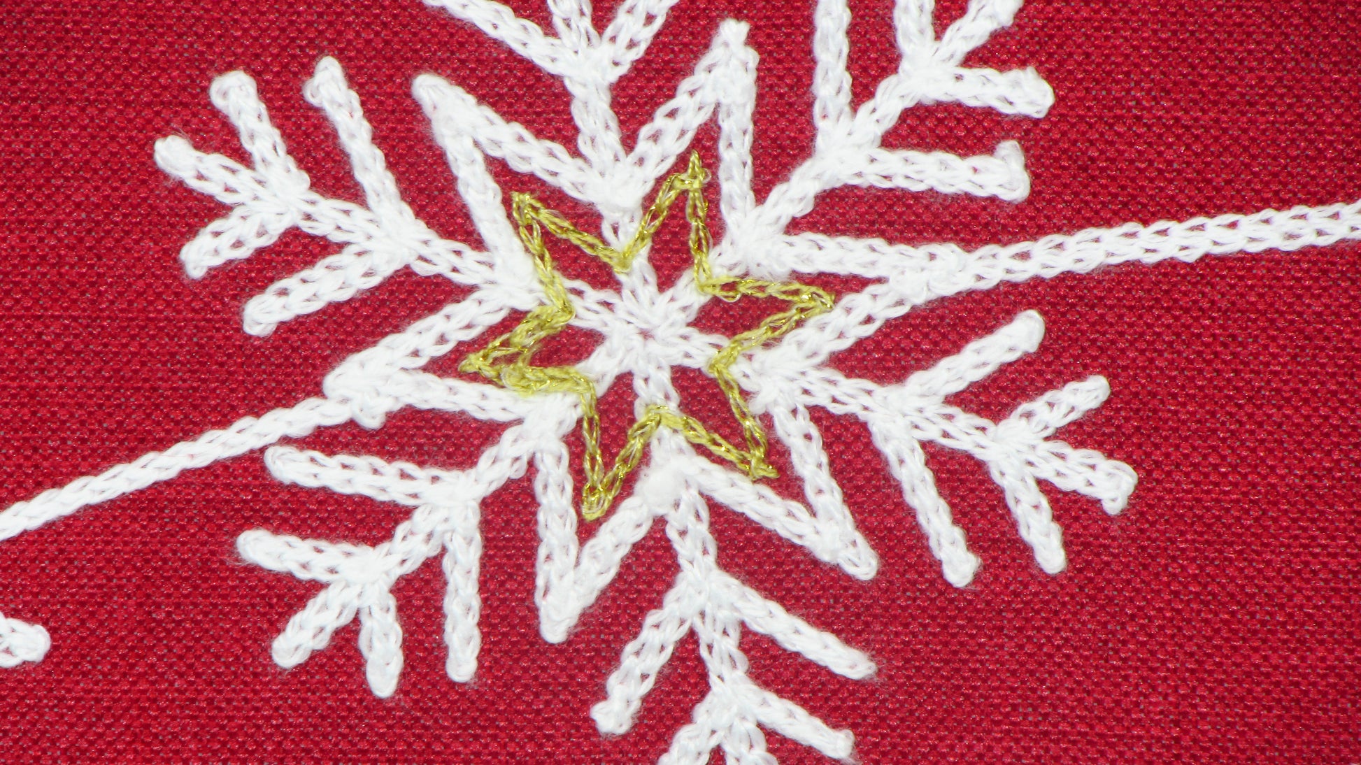 Czerwony Bieżnik Świąteczny – Haftowane Śnieżynki i Gwiazdy