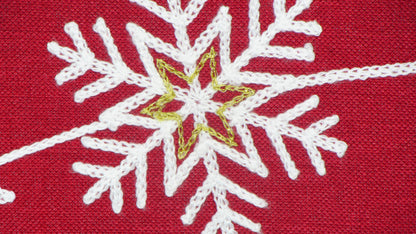 Czerwony Bieżnik Świąteczny – Haftowane Śnieżynki i Gwiazdy