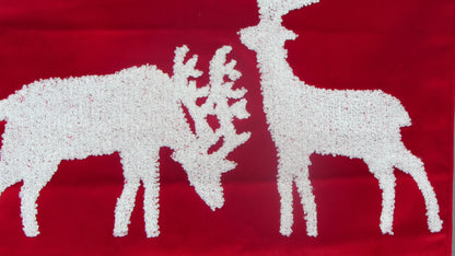 Czerwony Bieżnik Świąteczny – Puszyste Renifery i Efekt 3D