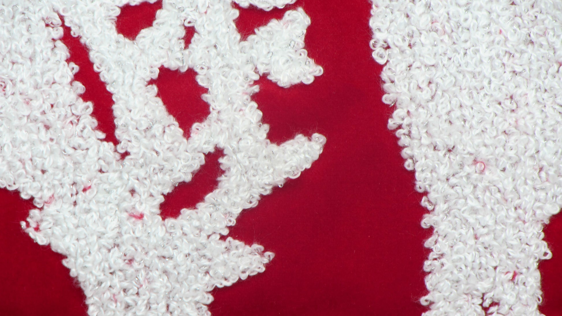 Czerwony Bieżnik Świąteczny – Puszyste Renifery i Efekt 3D