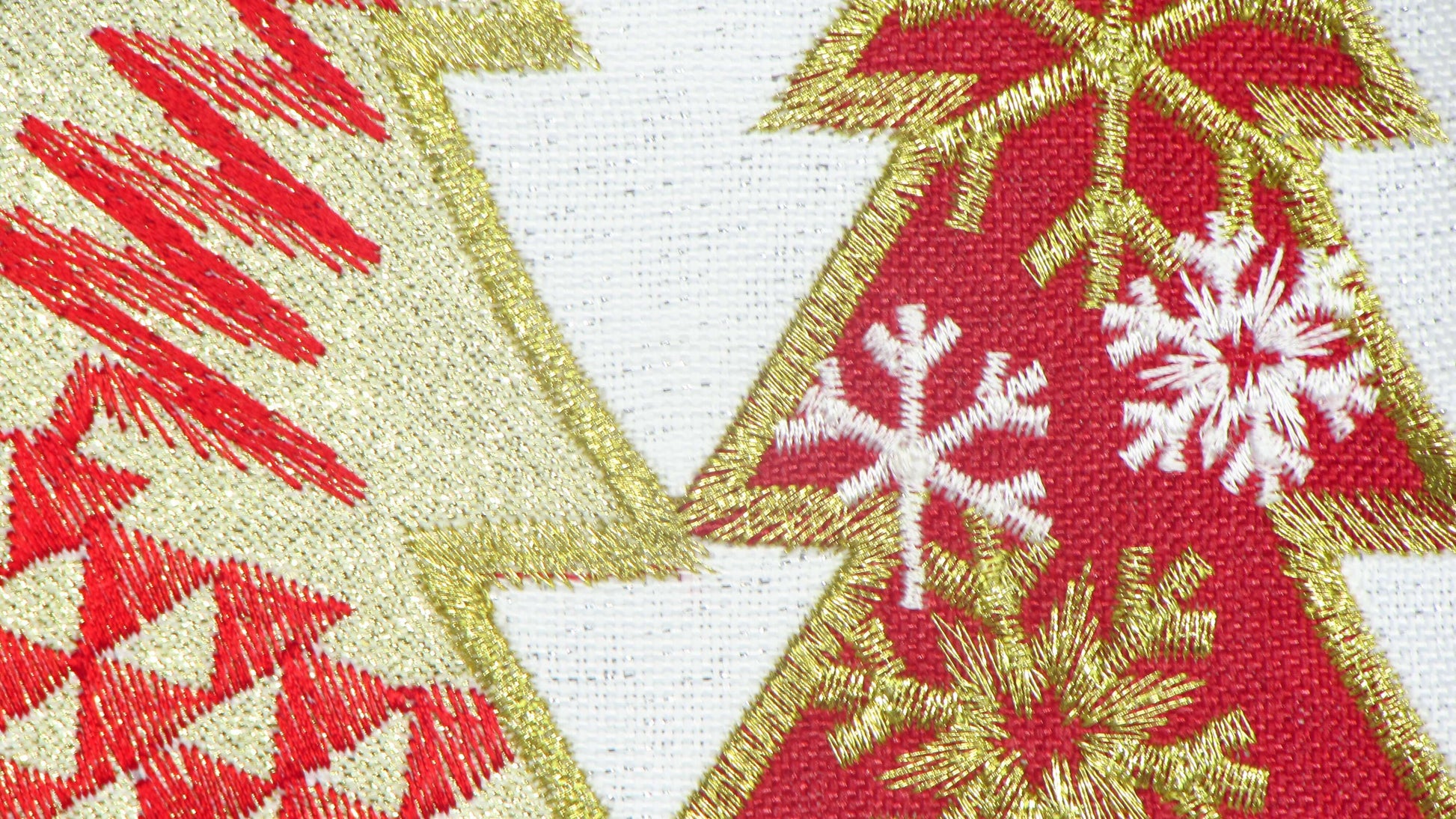 Biało-Czerwony Bieżnik Świąteczny – Geometryczne Choinki i Złoty Haft