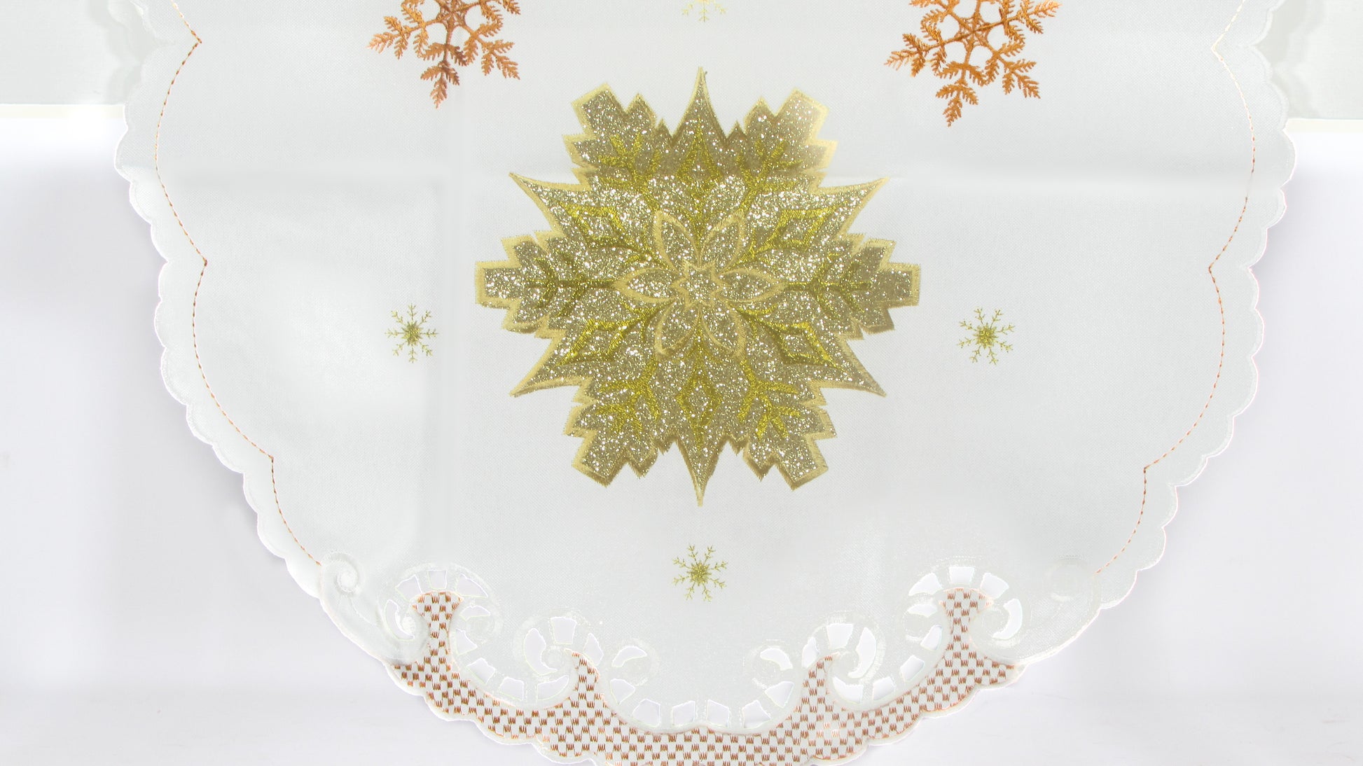 Biały Bieżnik Świąteczny – Złota Śnieżynka i Ażurowe Wykończenie