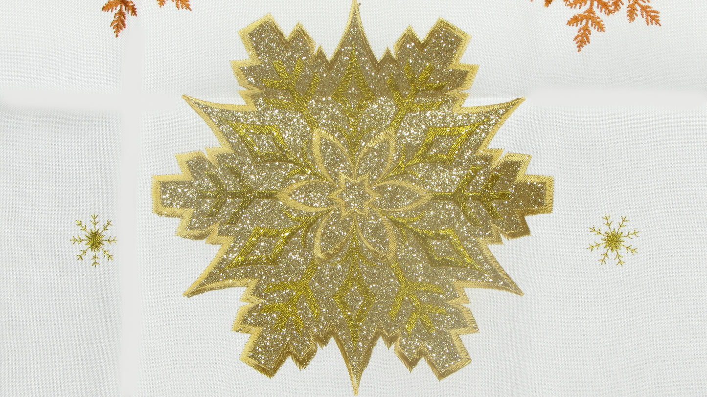 Biały Bieżnik Świąteczny – Złota Śnieżynka i Ażurowe Wykończenie