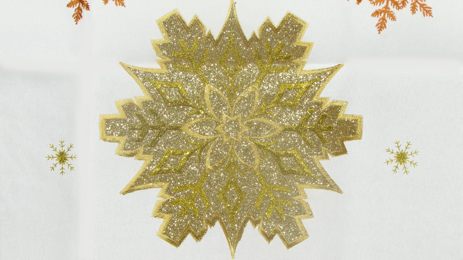 Biały Bieżnik Świąteczny – Złota Śnieżynka i Ażurowe Wykończenie