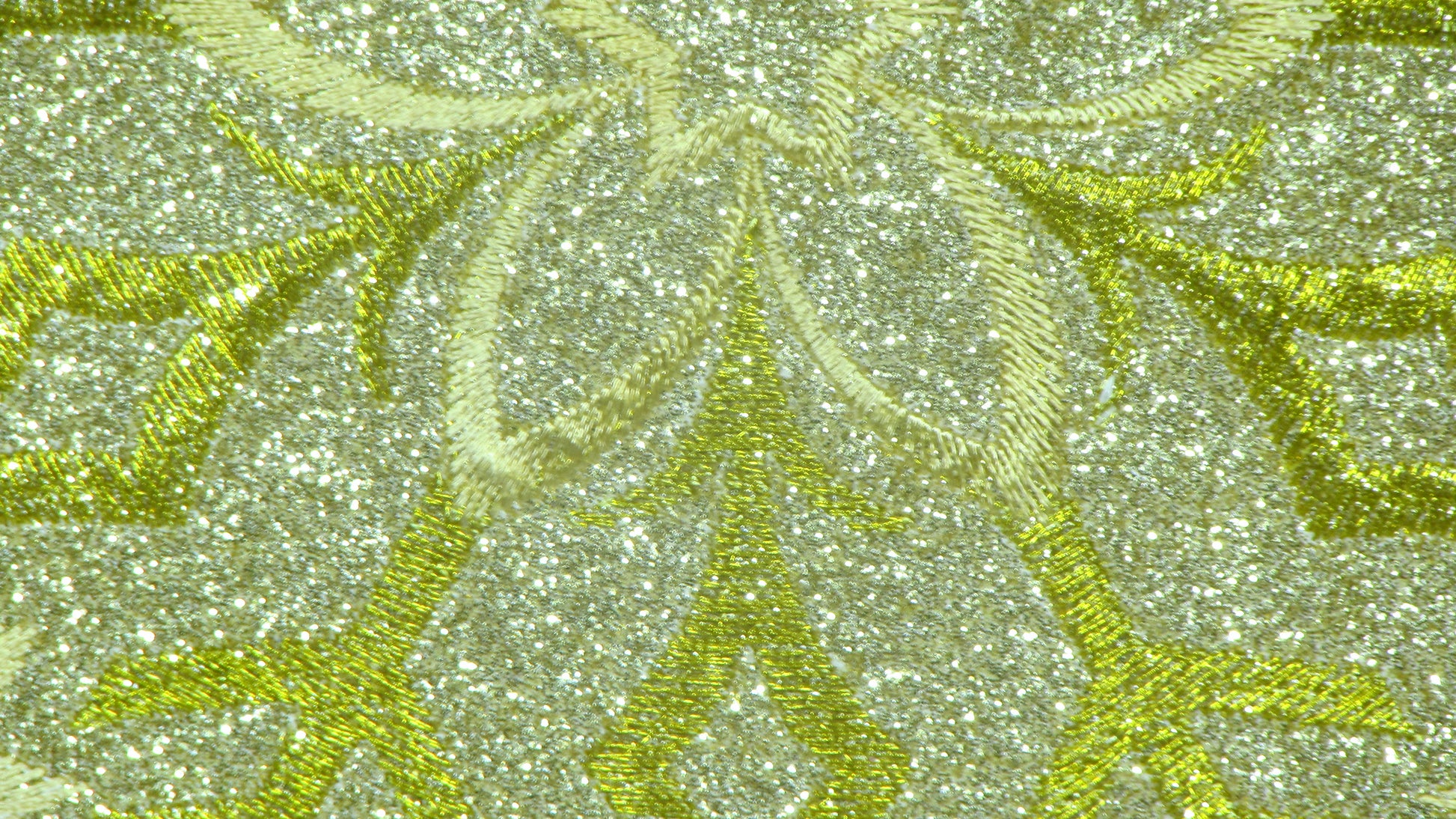 Biały Bieżnik Świąteczny – Złota Śnieżynka i Ażurowe Wykończenie