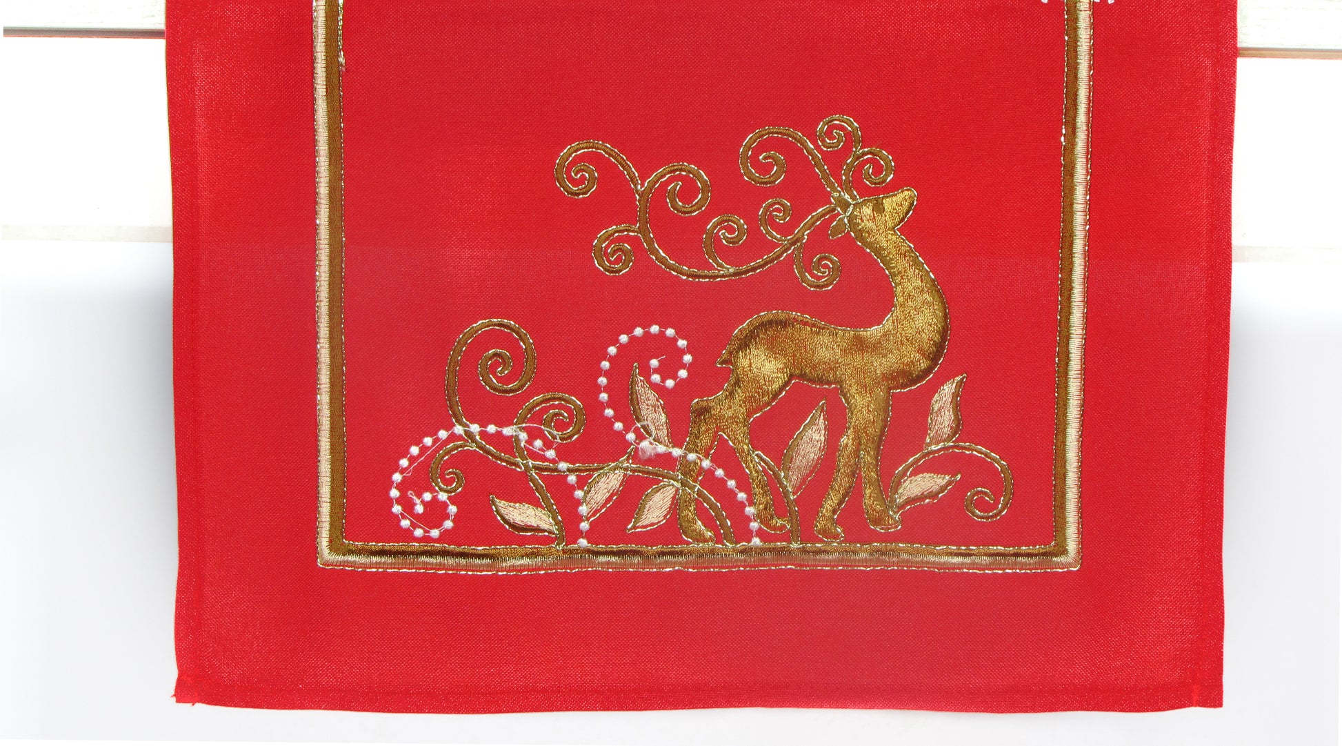 Czerwony Bieżnik Świąteczny – Złoty Renifer i Perłowe Detale