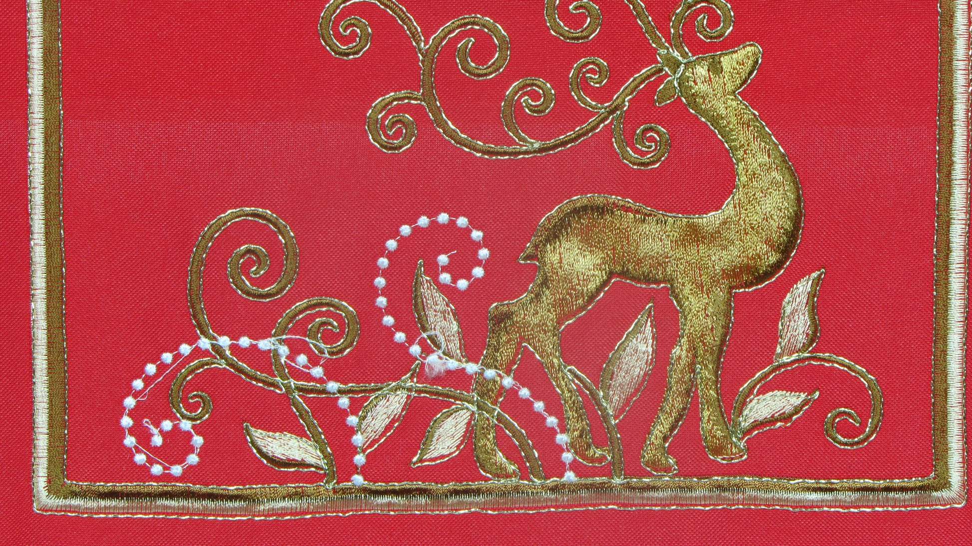 Czerwony Bieżnik Świąteczny – Złoty Renifer i Perłowe Detale