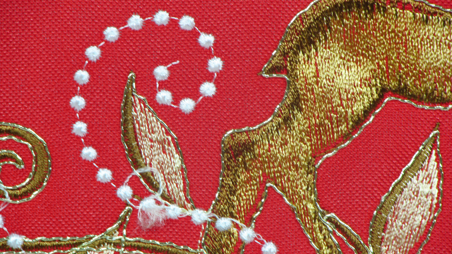 Czerwony Bieżnik Świąteczny – Złoty Renifer i Perłowe Detale