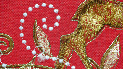 Czerwony Bieżnik Świąteczny – Złoty Renifer i Perłowe Detale