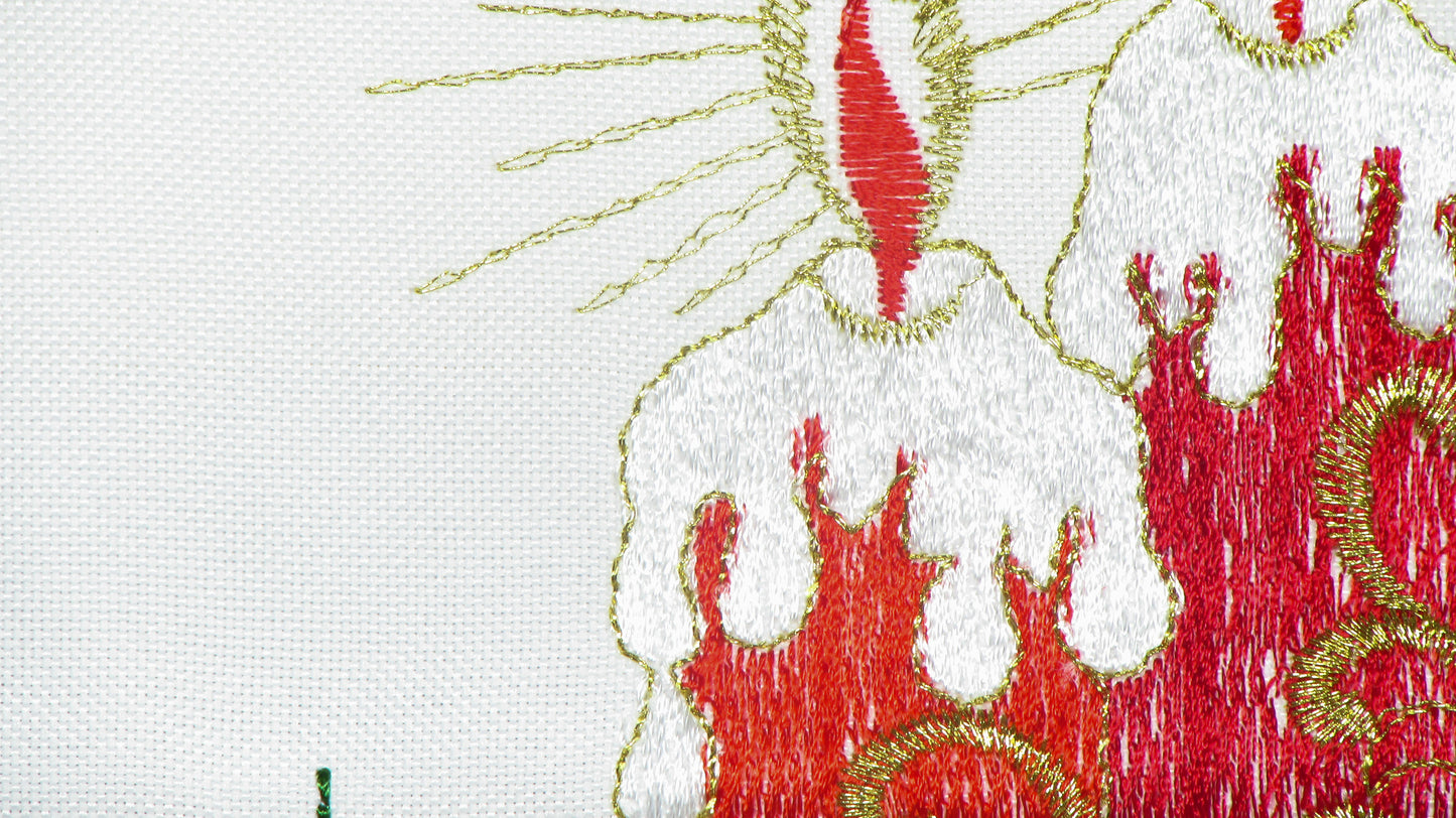 Biały Bieżnik Świąteczny z Koronką – Haftowane Świece i Stroik