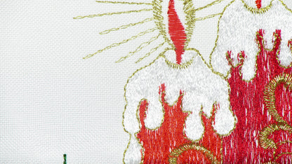 Biały Bieżnik Świąteczny z Koronką – Haftowane Świece i Stroik