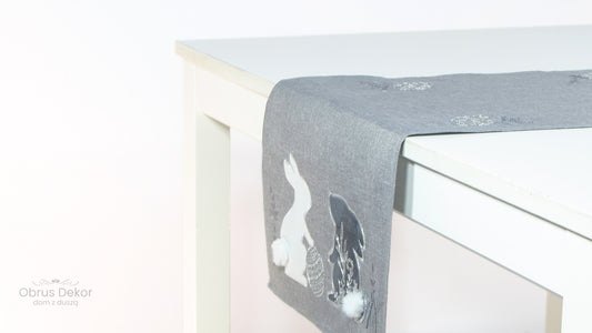 Bieżnik Wielkanocny Szary Srebrne Zajączki z Pomponami 3D – Wyjątkowy