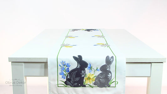 Bieżnik Wielkanocny – Haftowane Zające i Wiosenne Niebieskie Kwiaty