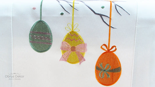 Biały Bieżnik Wielkanocny – Haftowane Pisanki na Gałązkach