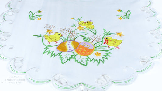 Bieżnik Wielkanocny Haftowany Kurczaczki i Pisanki – Biały