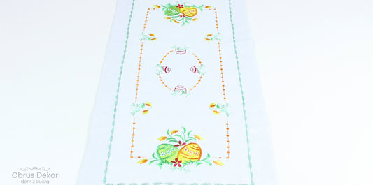 Biały Bieżnik Wielkanocny – Kolorowe Haftowane Pisanki i Bordiura