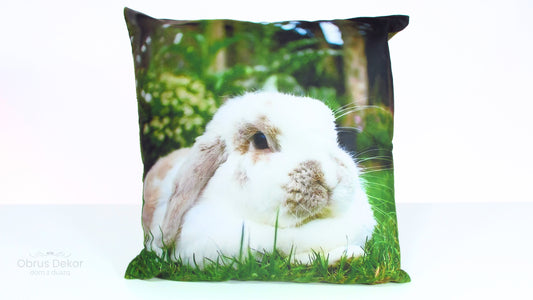 Poszewka Wielkanocna Puszysty Biały Króliczek na Zielonej Trawie