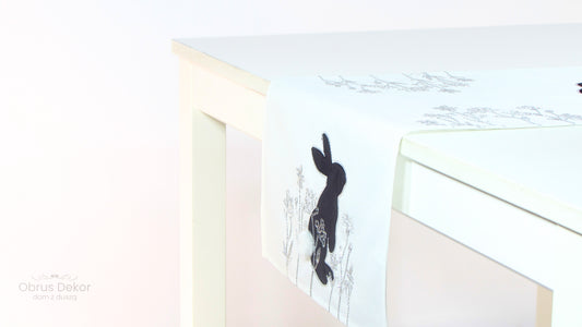 Bieżnik Wielkanocny Biały Srebrny Haft i Zające z Pomponami 3D – Elegancki