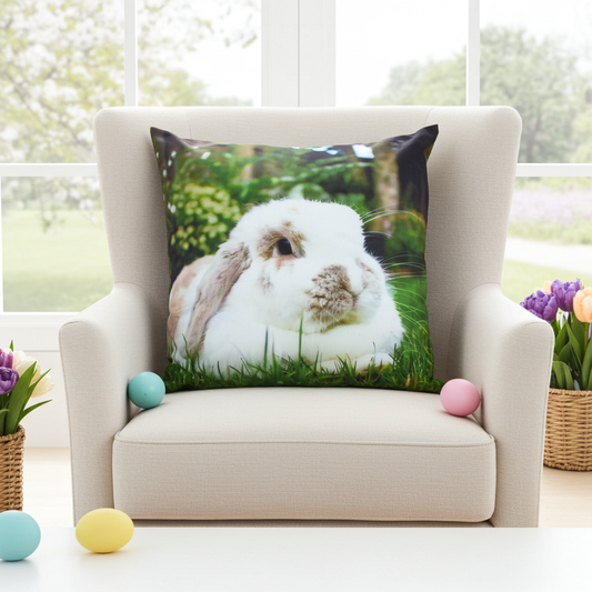 Poszewka Wielkanocna Puszysty Biały Króliczek na Zielonej Trawie